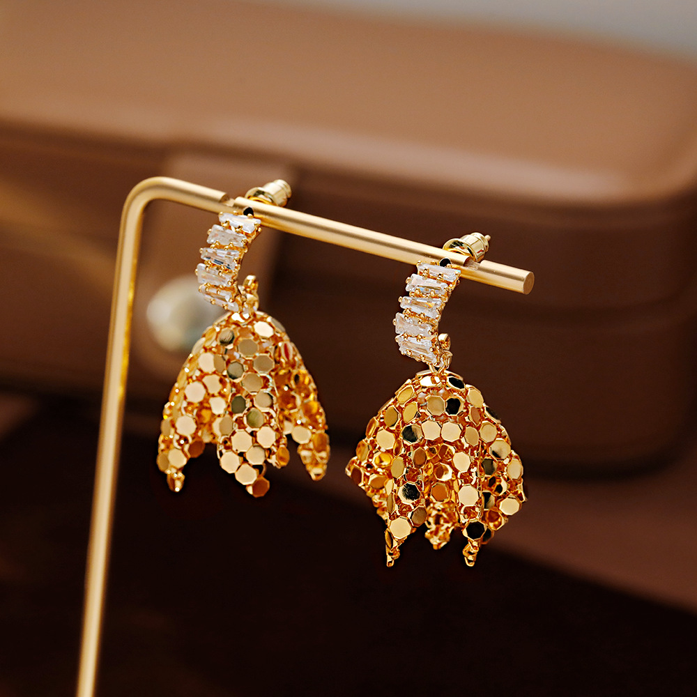 Hyacinth2025 Douyin's best-selling earrings: Fashionable, light luxury, super sparkling zirconia sequin earrings with unique design and a high-end feel details Picture