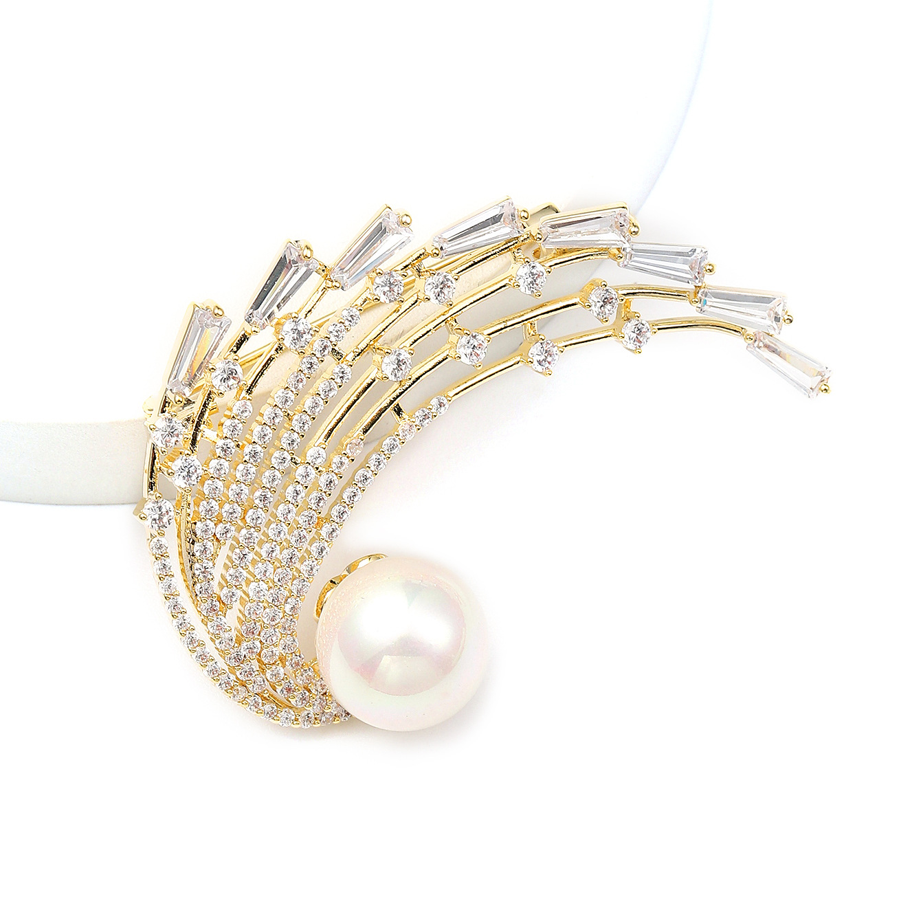 Xuhui Jewelry's exquisite copper zirconium gold-plated luxurious and light luxury brooch exudes a sense of sophistication and elegance. The corsage is a fashionable and versatile accessory Item Picture