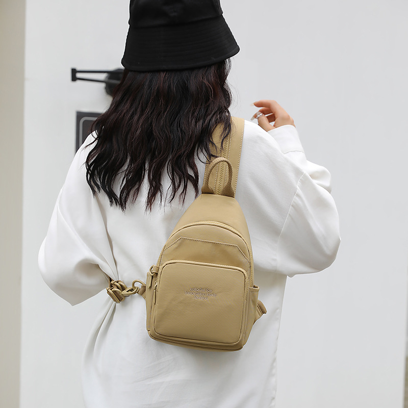 The new versatile nylon single-shoulder bag for women is a simple, casual and multi-functional backpack details Picture