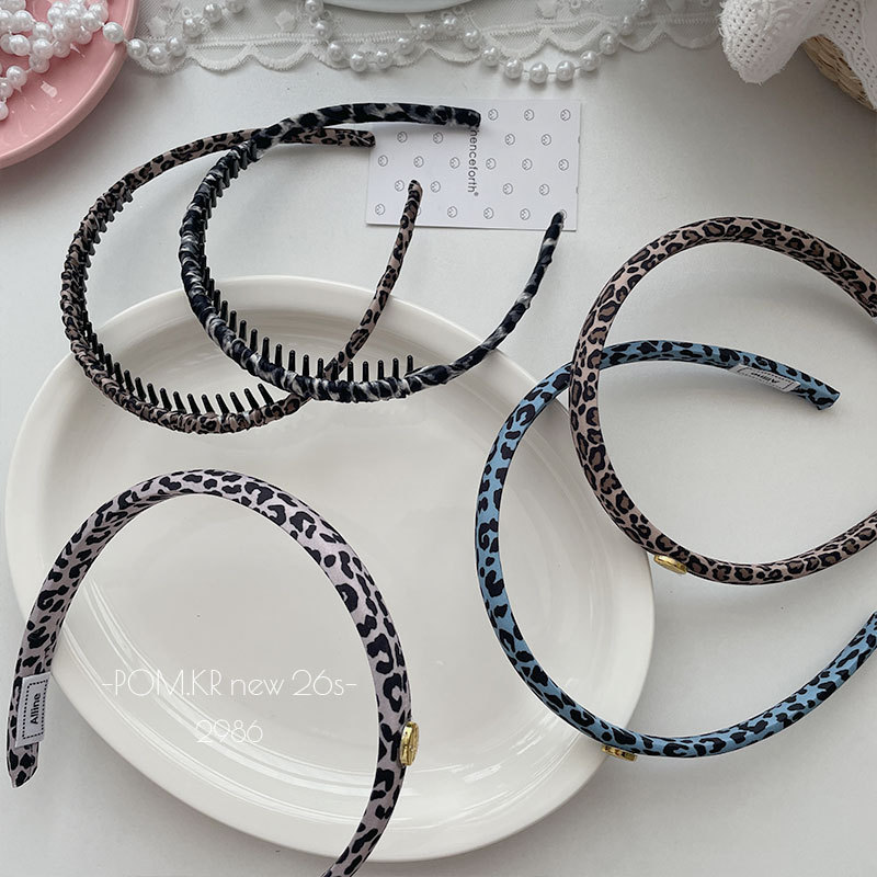 Korean autumn and winter retro and simple leopard print girl's hair band, fine edge round label, high-end headband, high head top hair accessory for women Application Scenario