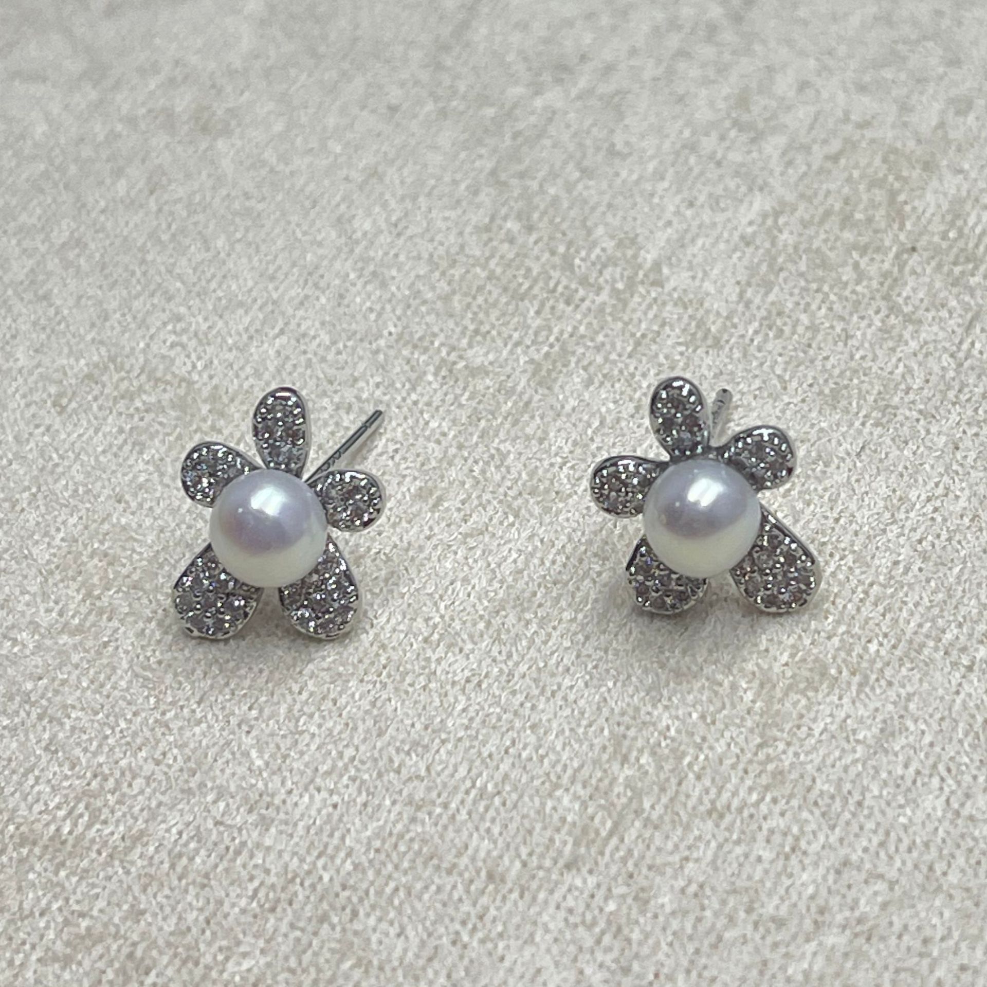 S925 Silver Needle Natural pearl ear studs, flower daisies, girls no need to pick and cultivate ear pearls, exquisite student earrings Application Scenario
