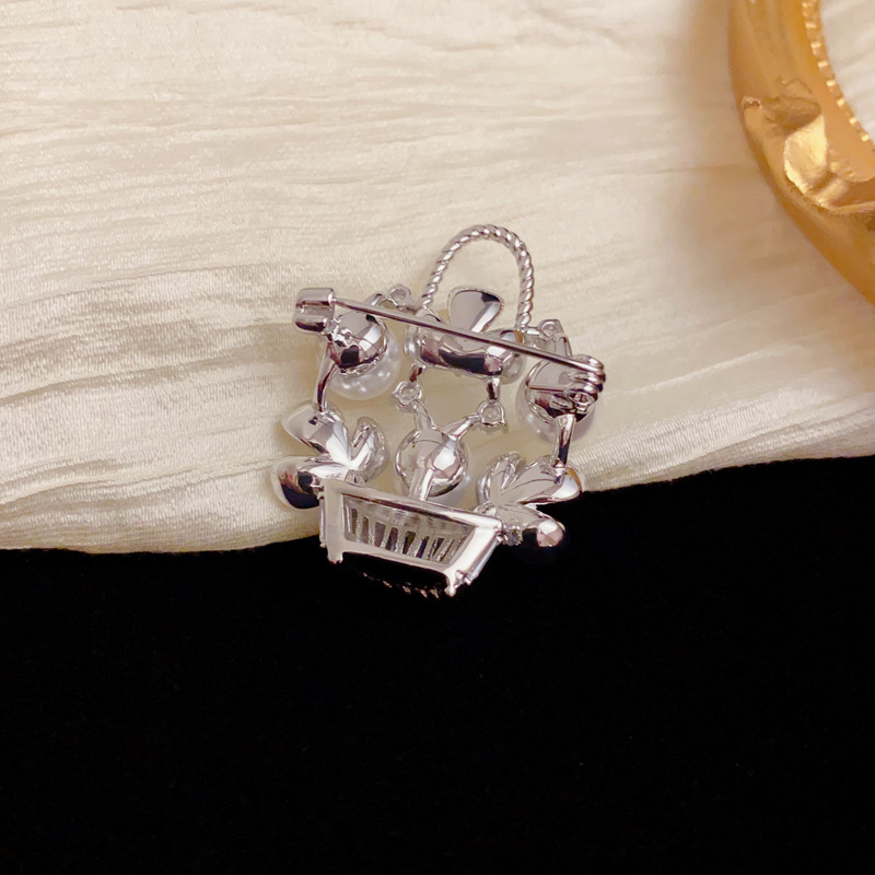 Cross-border personalized and fashionable diamond-encrusted pearl flower basket brooch, exquisite, light luxury, versatile and anti-glare accessory brooch Application Scenario