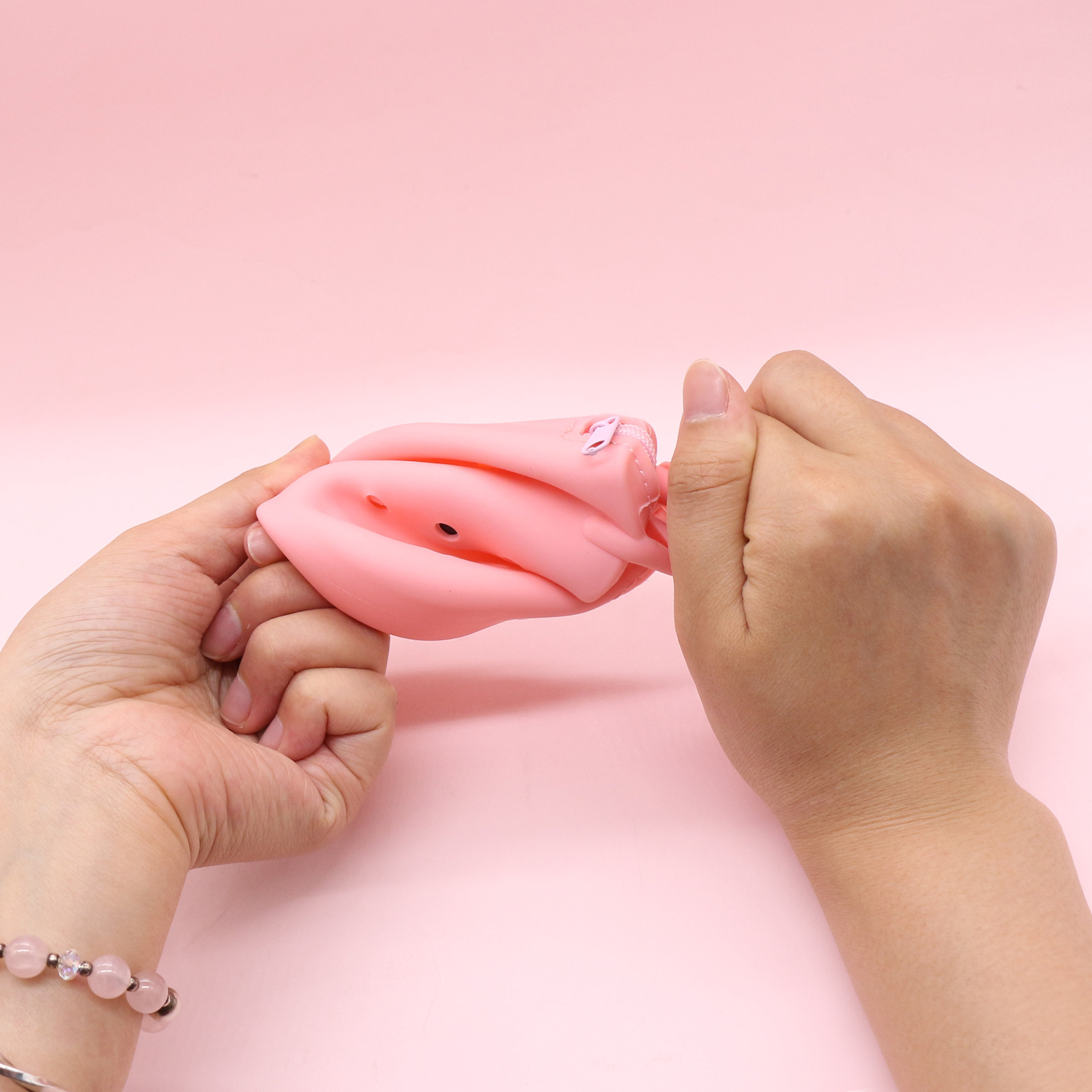 Best-selling hand-held silicone coin purse, cute beach bag, lightweight and compact new cartoon diy hole storage case details Picture