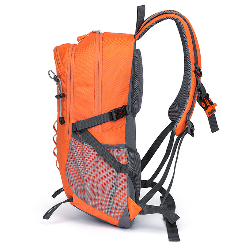Outdoor backpack, large-capacity, lightweight travel and mountaineering backpack, hiking and cycling bag, water-resistant sports, 28 liters portable Application Scenario