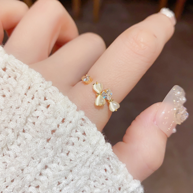 A niche and fashionable design with a simple cat-eye stone bow opening ring, a popular and versatile index finger ring accessory