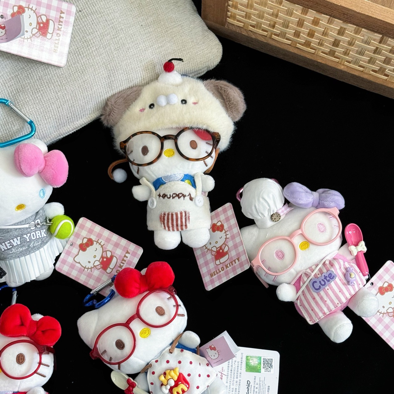 Оригинальная версия сумки hellokitty sanrio sanrio с меховыми фигурами и брелочными куклами Specification image