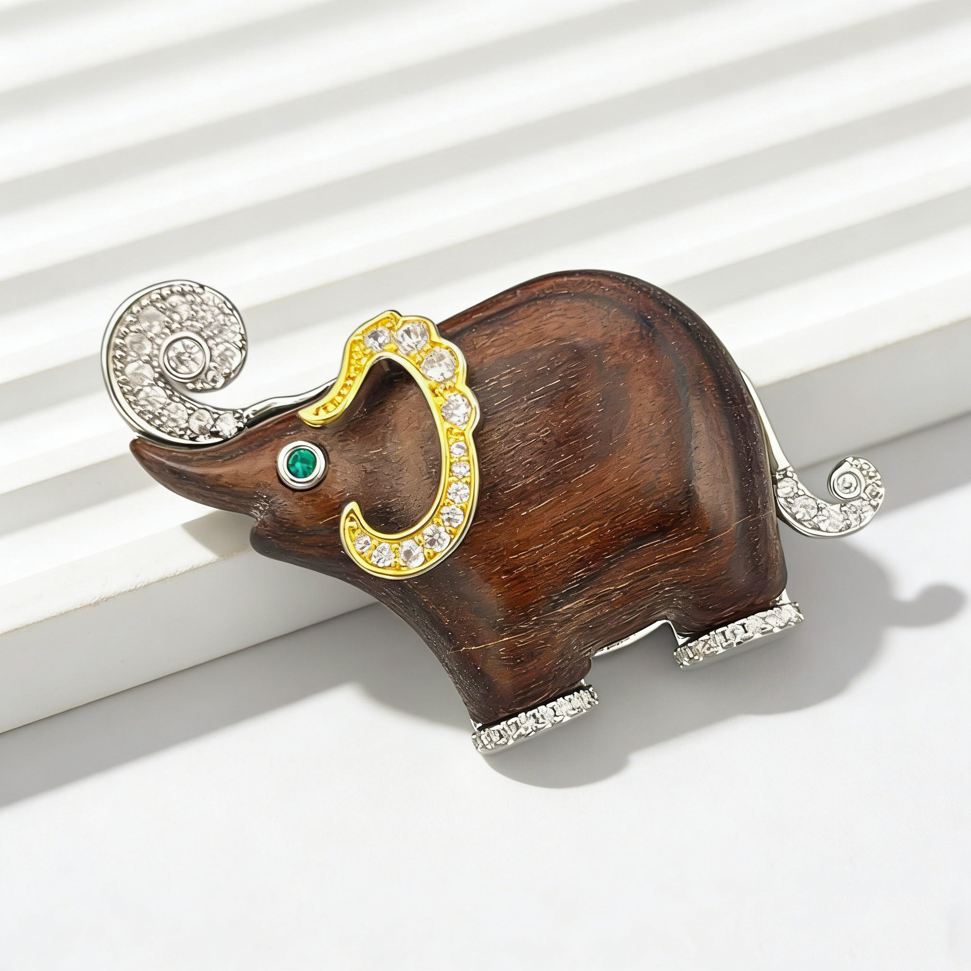 Broche de elefante de madera de diseño original aleación de cobre chapado de oro de dos colores micro zirconia incrustado pin de alta calidad para mujer Application Scenario