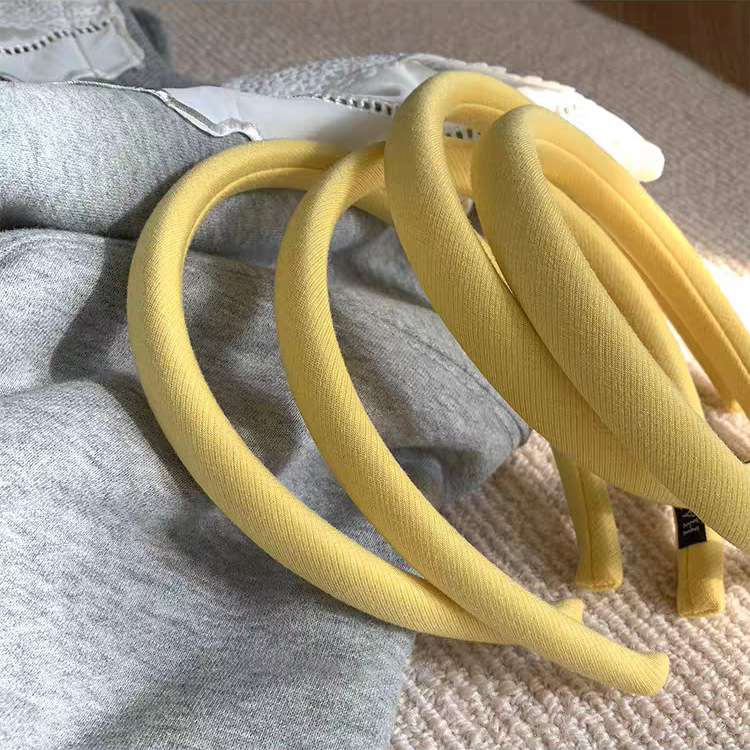 The 2025 new style, the same as Liu Yifei's, features a small yellow fabric hairband. It's a cute headband for women with tall heads and a cute face-washing headband Application Scenario