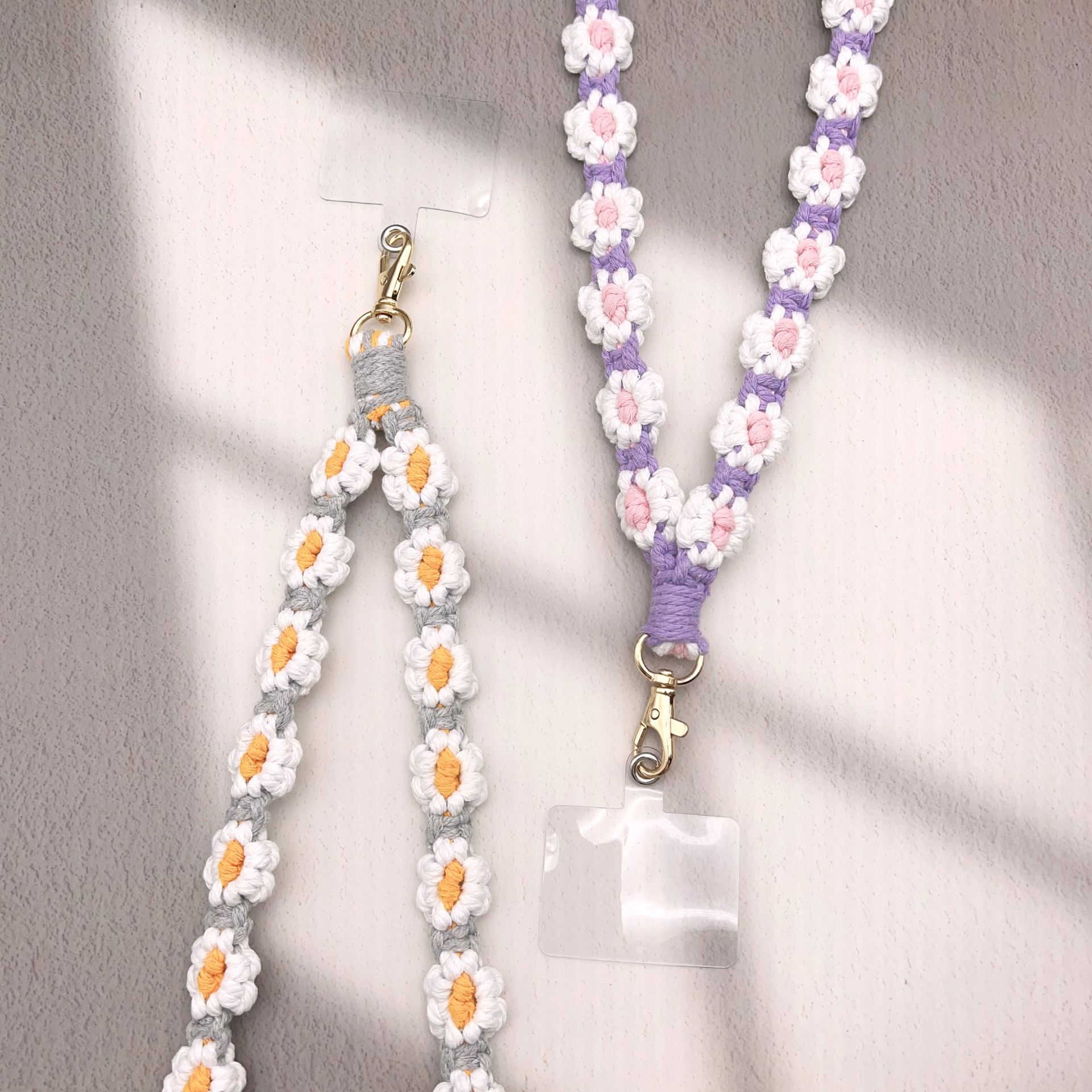 ins hand-woven artistic and fresh summer Daisy flower mobile phone bag crossbody lanyard keychain pendant Application Scenario