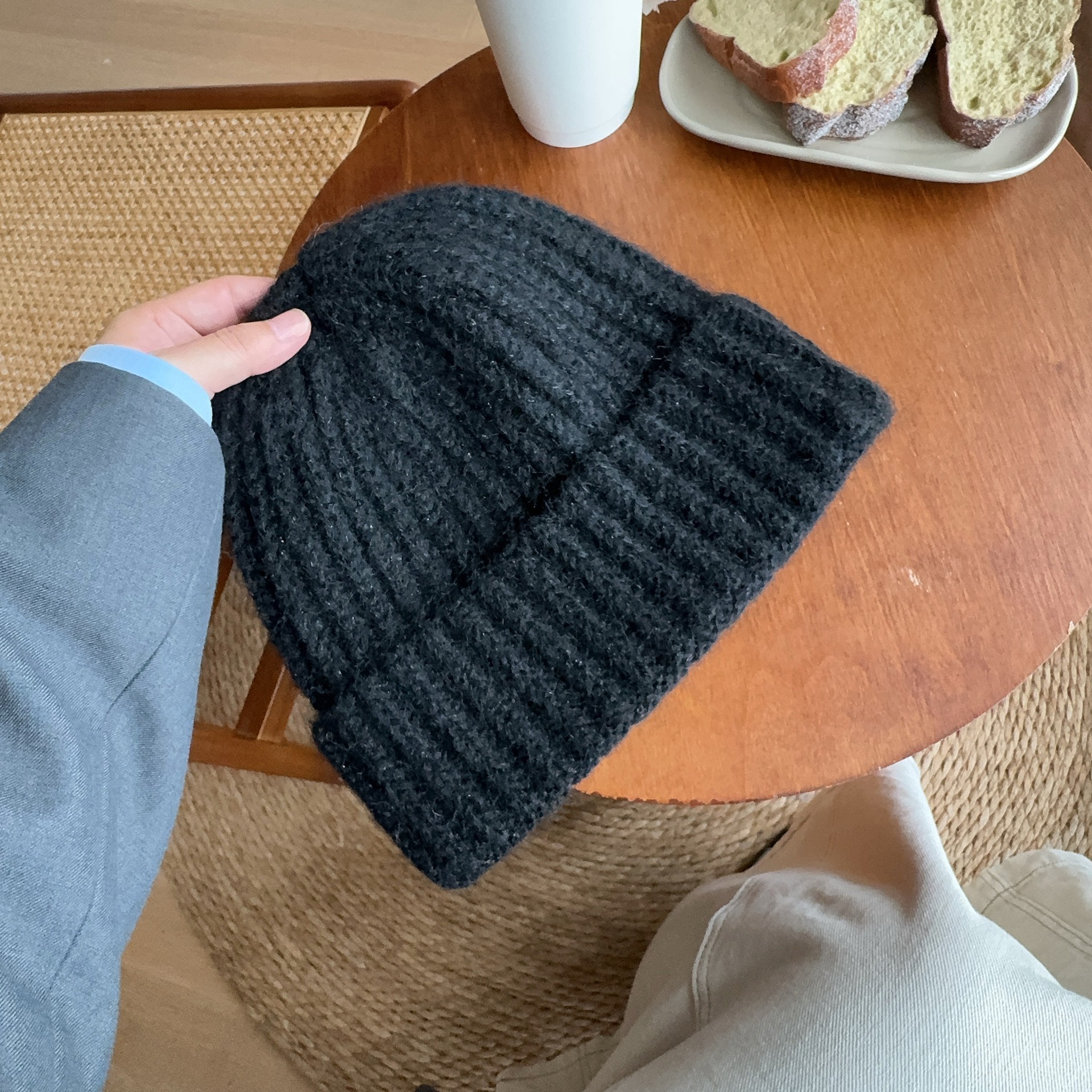 This basic Korean woolen hat is a versatile and face-enhancing small knitted hat for women in autumn and winter. It is in a solid color, thickened and warm cold hat