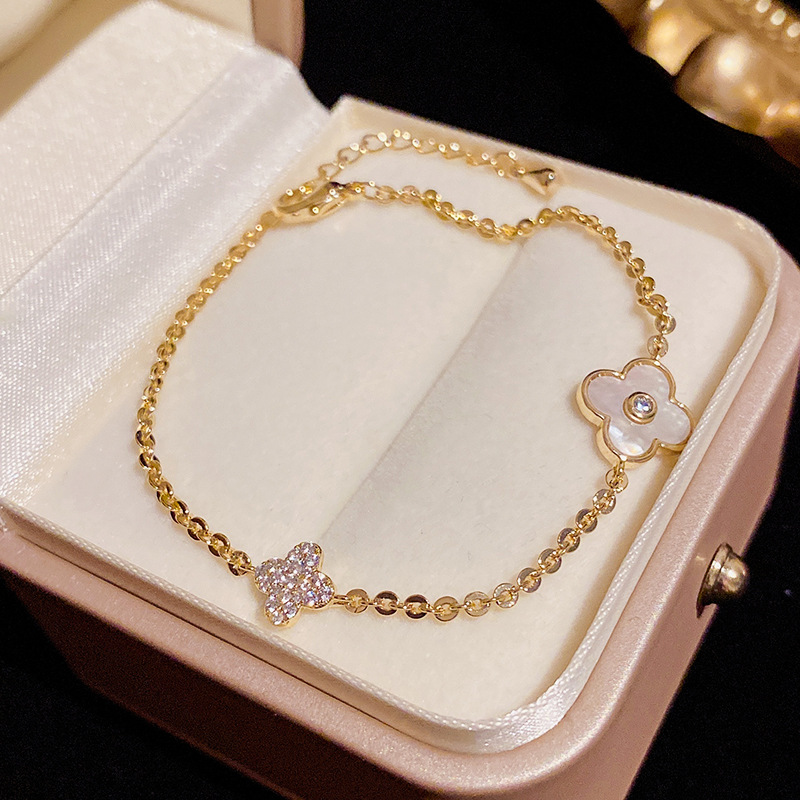 A trendy, fashionable and fresh, slightly inlaid zircon shell four-leaf flower bracelet, a light luxury and niche individual and elegant accessory details Picture