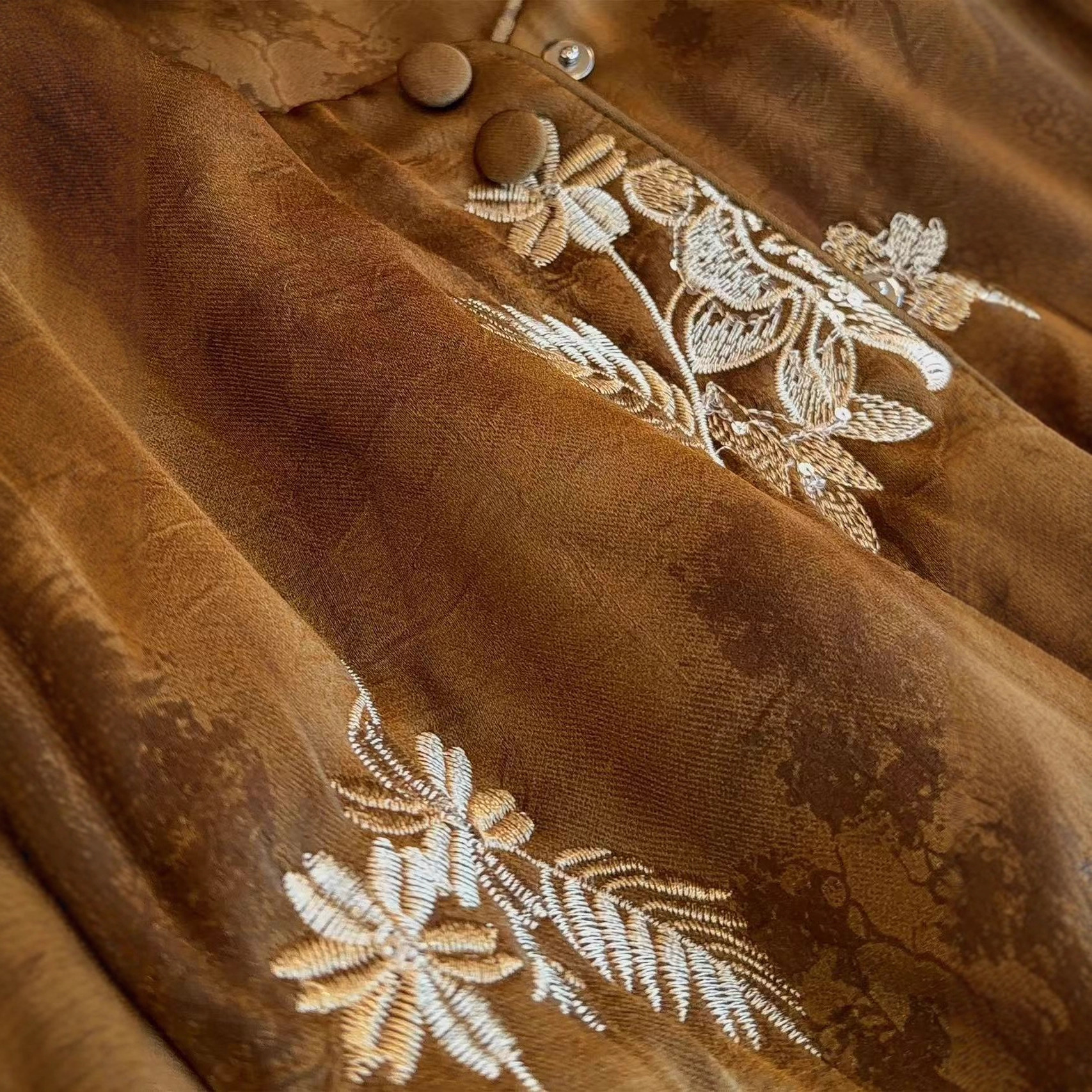 2025 New Chinese-style cotton-padded jacket for women's winter fashion, retro heavy embroidery, old money style cotton jacket details Picture