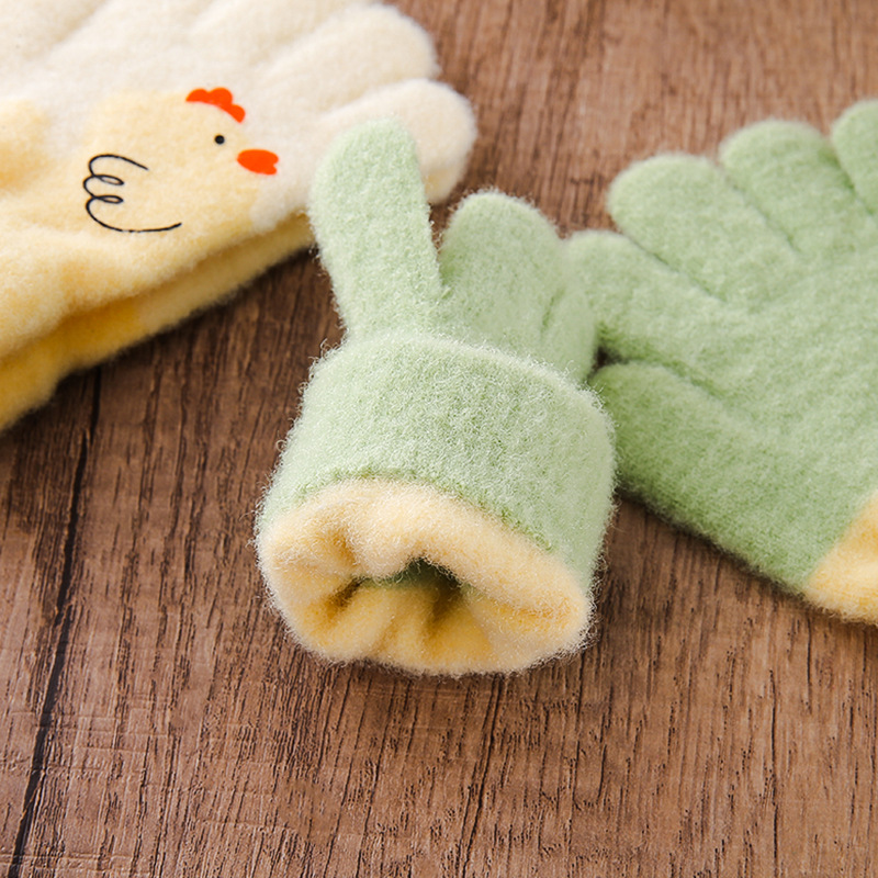 Wholesale from the manufacturer of the 2025 autumn/winter new style of cute cartoon chicken finger-separated fleece warm gloves for children, students and middle children Application Scenario