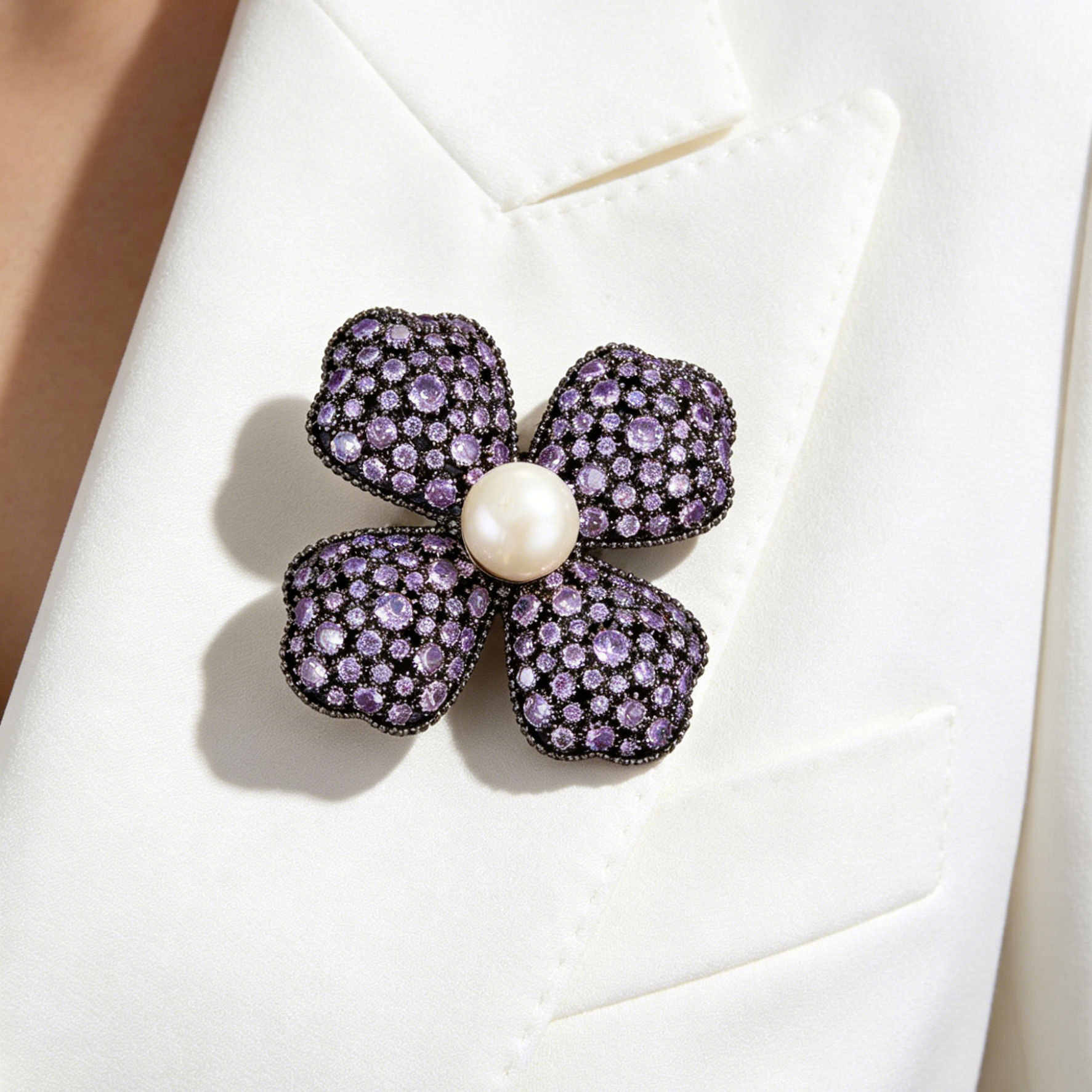 Luz de lujo multicolor cuatro flores broche aleación de cobre micro incrustado con circonio perlas de agua dulce premium sense vestimenta nuevos pins para mujeres details Picture