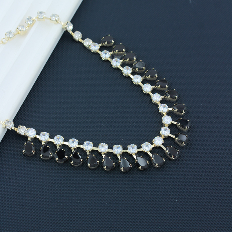 Cross-border fashion rhinestone necklace, European and American individual trend teardrop-shaped tassel necklace, green rhinestone necklace, women's luxurious full diamond necklace Application Scenario