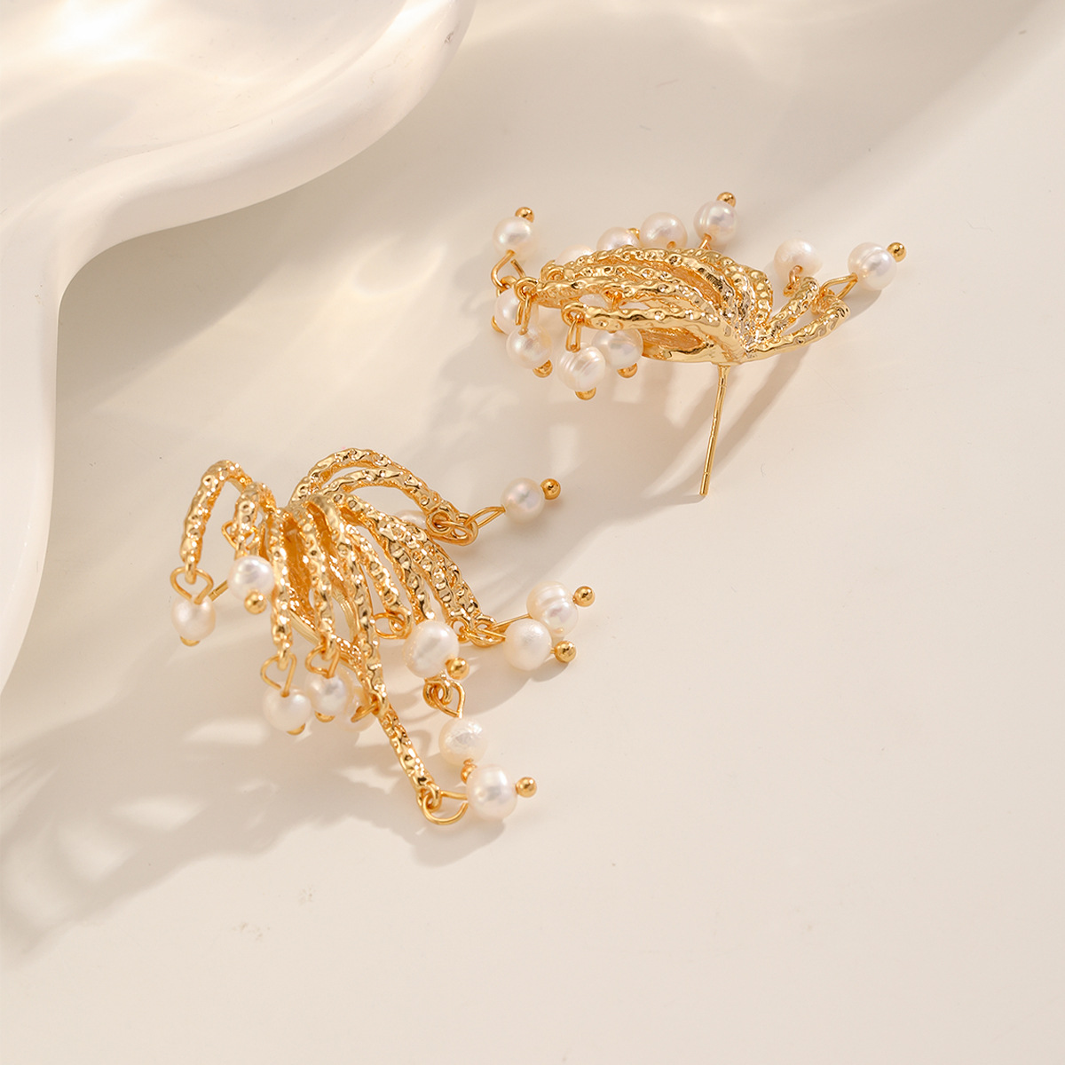 Nasha European and American cross-border copper-plated 18K gold firework tassel stud Earrings S925 Silver needle Light Luxury high-end pearl earrings Application Scenario