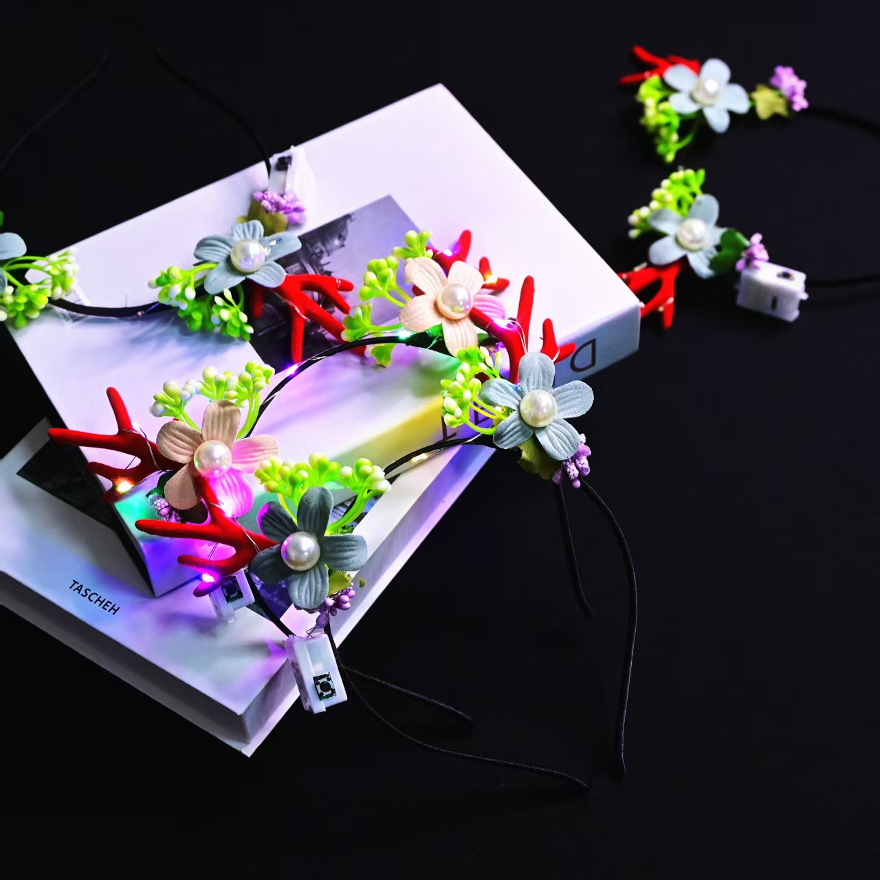 Christmas glowing headwear has become a hit, with the branch antler headband and the elk headband selling well at the winter night market details Picture