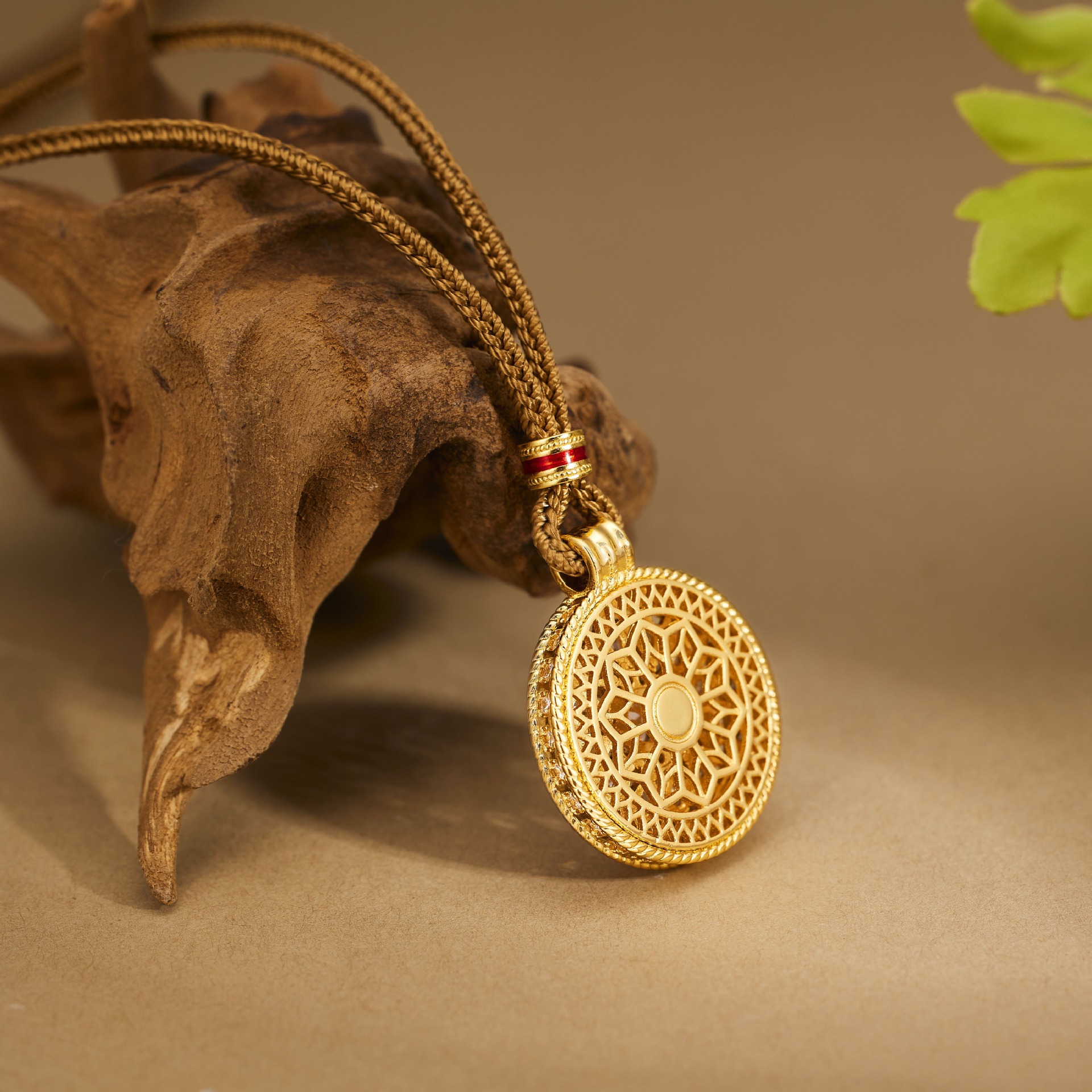 This is a retro sparkling diamond trendy sunflower starlight compass pendant in the same style as the gold store. It is a delicate women's pendant made of ancient sand gold Application Scenario