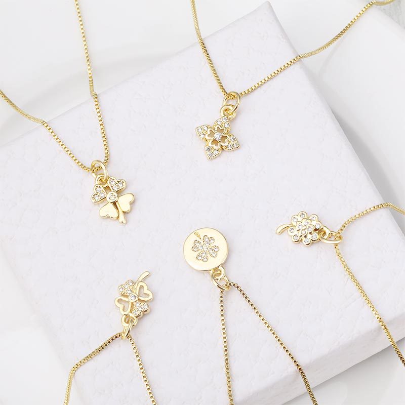 Wholesale and direct sales of popular copper-inlaid zircon four-leaf clover pendants, necklaces, bracelets and collarbone chains from Europe and America Application Scenario