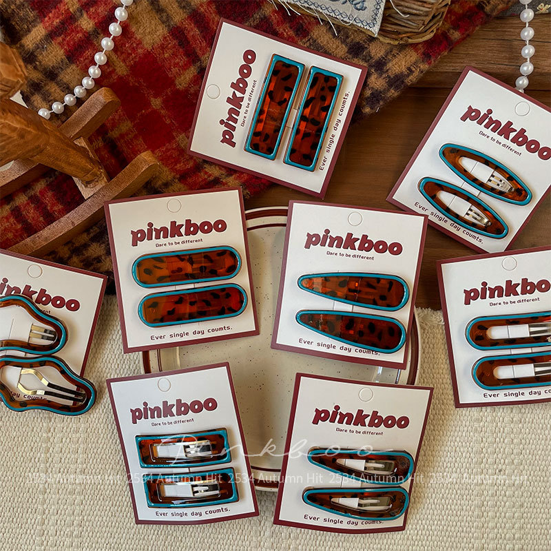 The new Korean-style blue border leopard print hair clip features a simple geometric shape for girls. It is a side fringe fringe clip and a pinkboo leopard print transparent hair clip with blue border decoration. It is a simple style for girls' daily fashionable hair