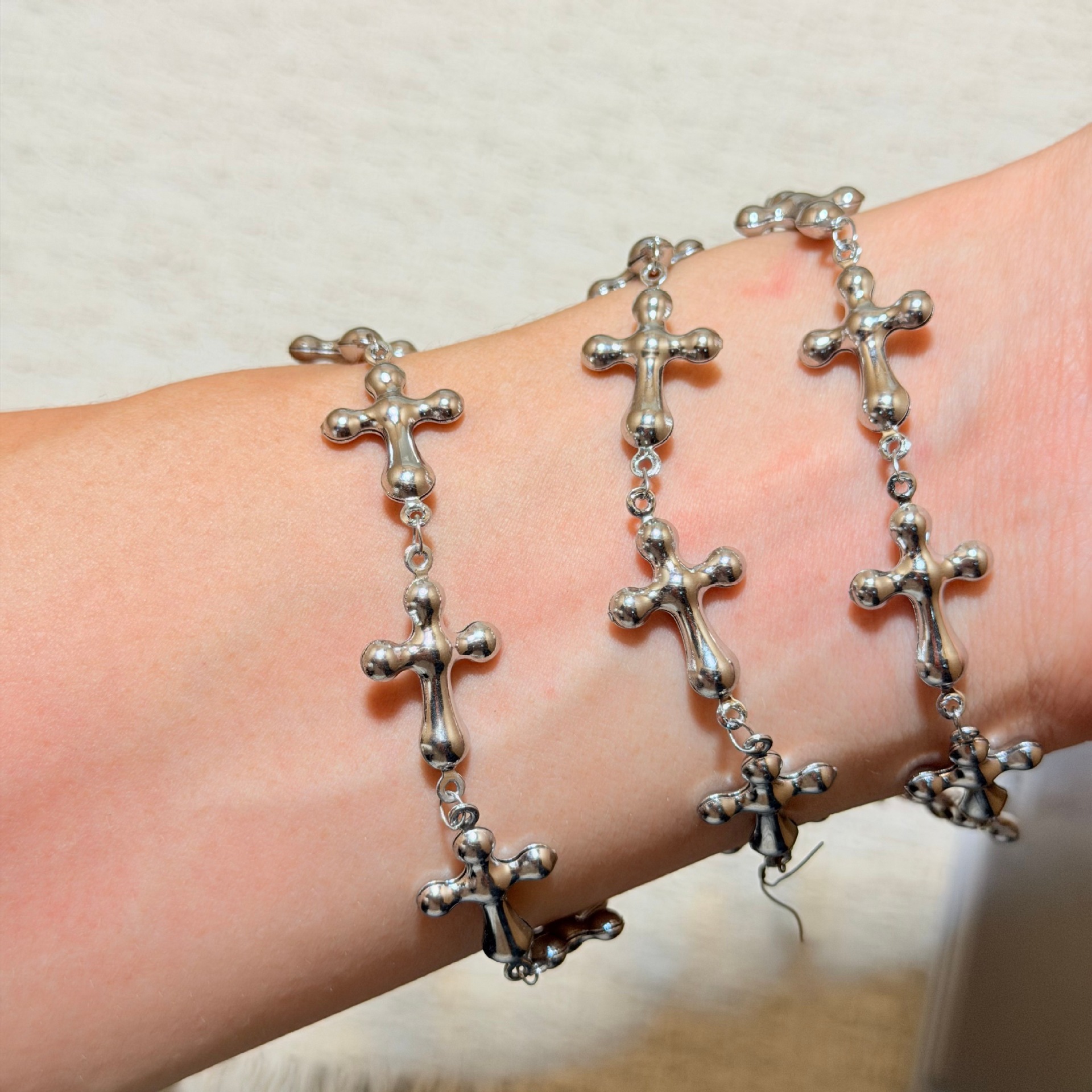 Wholesale of retro three-dimensional cross metal chains, DIY trouser chains, clothing decoration chains, handcrafted accessories and semi-finished product chains Application Scenario