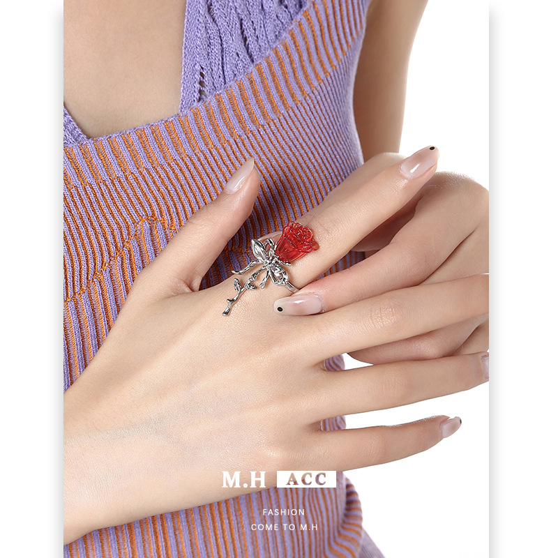 This Japanese and Korean rose open ring is a unique, fashionable and high-end index finger ring for women. It exudes a sweet and cool charm and is an adjustable jewelry details Picture