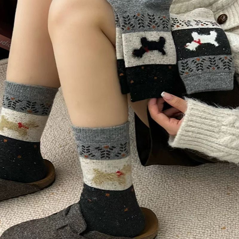 Adorable dibujos animados cachorros patchwork calcetines retro medias para mujeres otoño invierno engrosamiento caliente versátil college viento pila pila calcetines Application Scenario