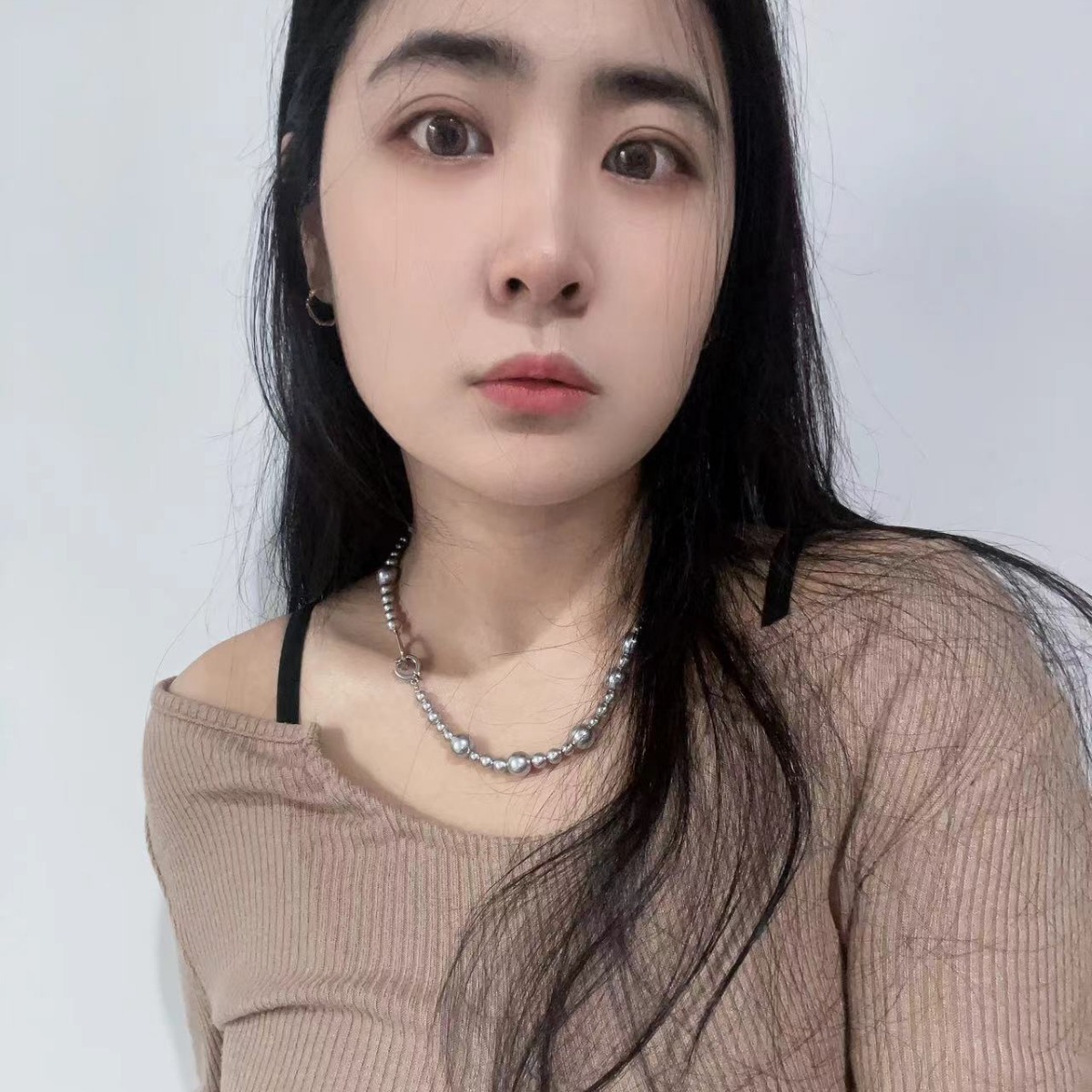 French romance is so abundant. The grey pearl necklaces come in various sizes and are versatile, elegant, trendy and fashionable in the workplace. The collarbone chain Specification image