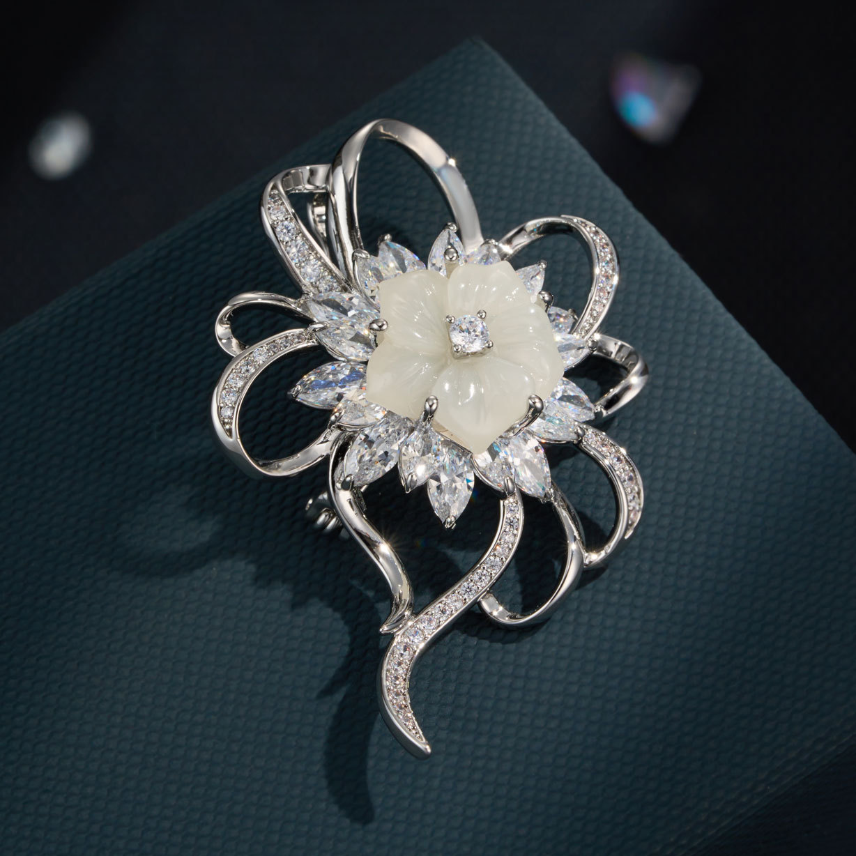 French elegant resin flower brooch, copper alloy micro-inlaid zircon, high-end commuter wear, niche and exquisite brooch French elegant resin flower brooch, copper alloy micro-inlaid zircon, high-end commuter wear, niche and exquisite brooch