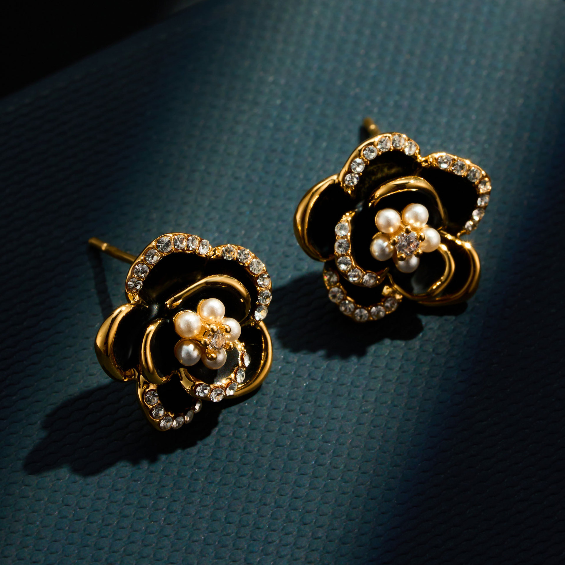 French retro camellia stud earrings, copper alloy, real gold electroplated, slightly inlaid zircon S925 silver needle enamel oil drop earrings Application Scenario