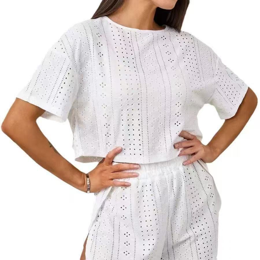 A new, comfortable and loose white short-sleeved shirt, shorts and pajama set that is a bestseller on Amazon for cross-border sales from Europe and America