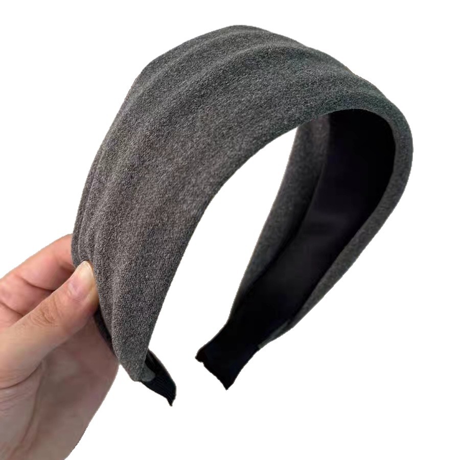 The wide-brimmed headband for women, featuring a high-end grey knitted headband with a wide headband accessory, is the same style as the one worn by the Instagram blogger Item Picture