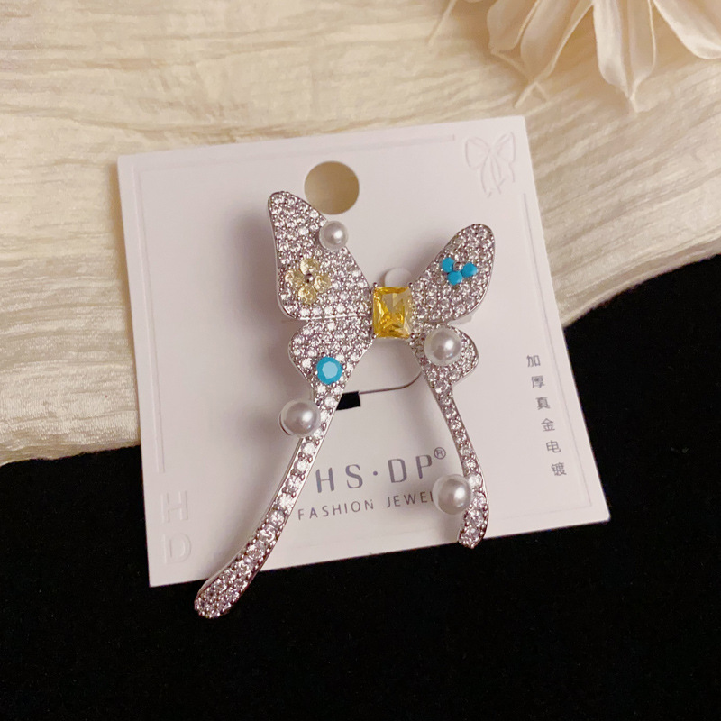The cross-border personalized micro-inlaid zirconium butterfly brooch from Europe and America is exquisite, fashionable, light luxury, versatile, and exudes a sense of high-end sparkle. It's perfect for women Specification image