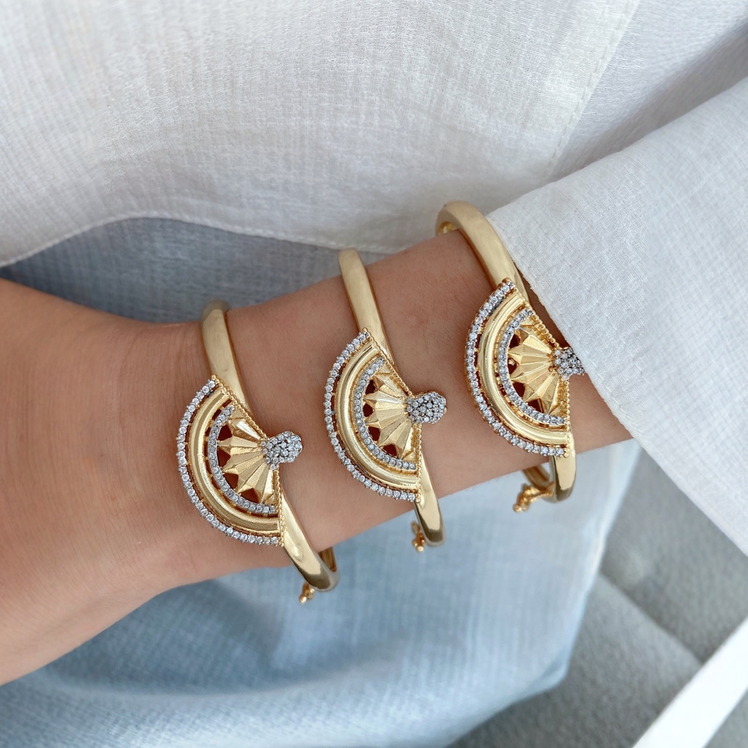 Retro Bohemian style, unique fan-shaped two-tone gold, fashionable and trendy, exquisite diamond-encrusted set Application Scenario