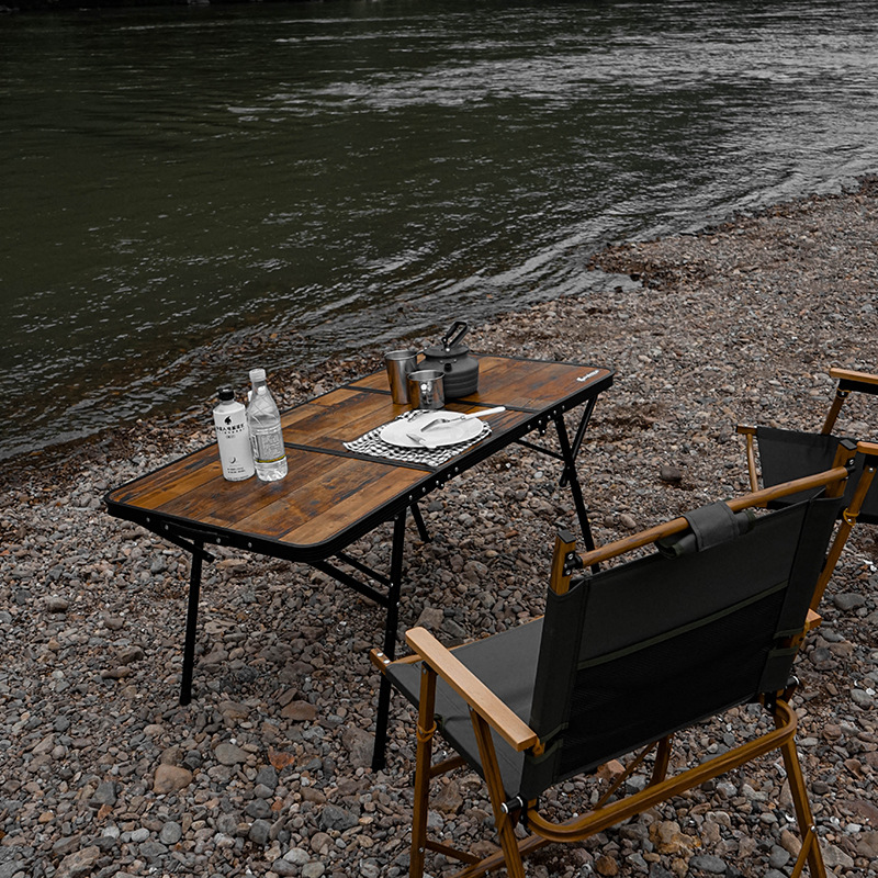 The outdoor picnic table in Xanaduji has a cold and dark style. For self-driving Tours and barbecues, portable folding tables are recommended Application Scenario