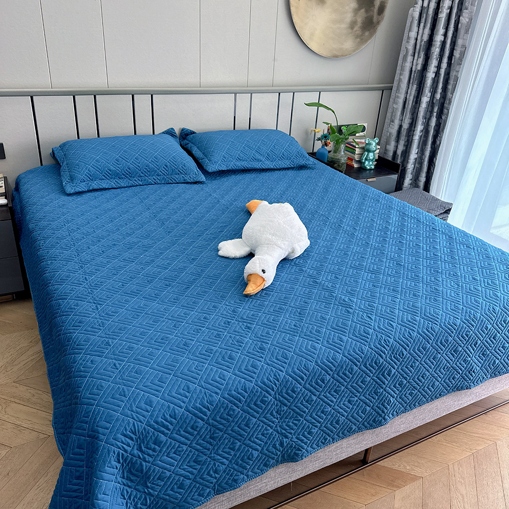 Plain-colored embroidered three-piece quilted bed cover set, a good export product set, closely quilted embroidered quilt and pillowcase set, the same style for export Application Scenario