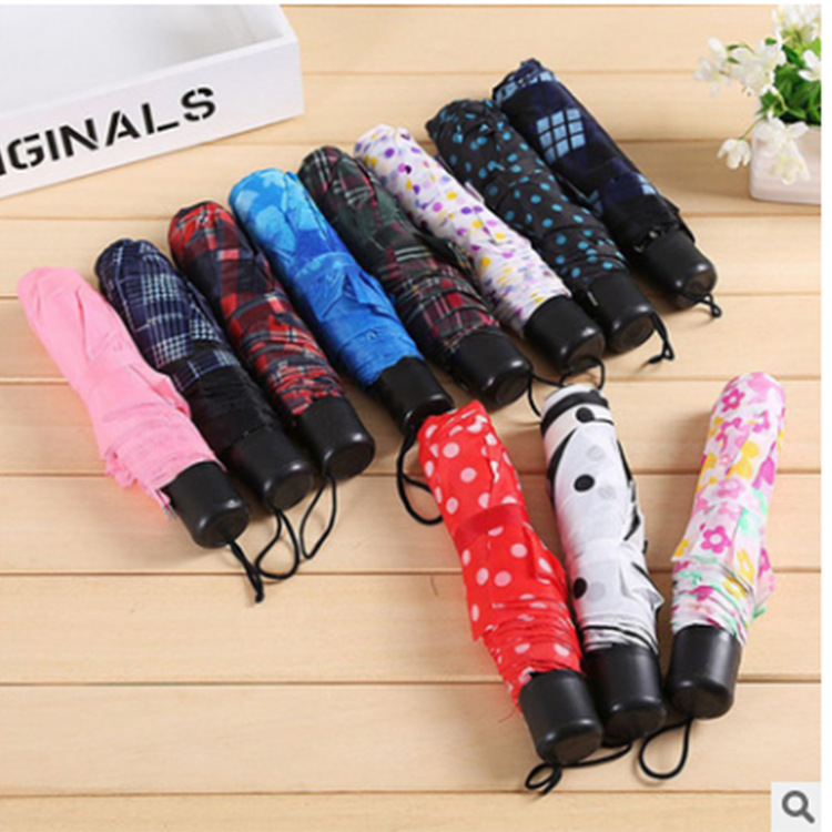 Wholesale of creative mini portable sun umbrellas and sunshades with three-fold inverted pole grid umbrellas Application Scenario