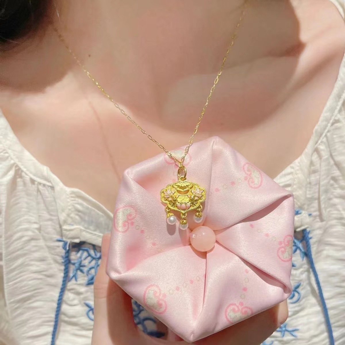 S925 Silver Koi Lock Ten-Mile Red Makeup Necklace, Silver gold-plated pendant, Chinese-style gradient resin pendant, beaded collarbone chain details Picture