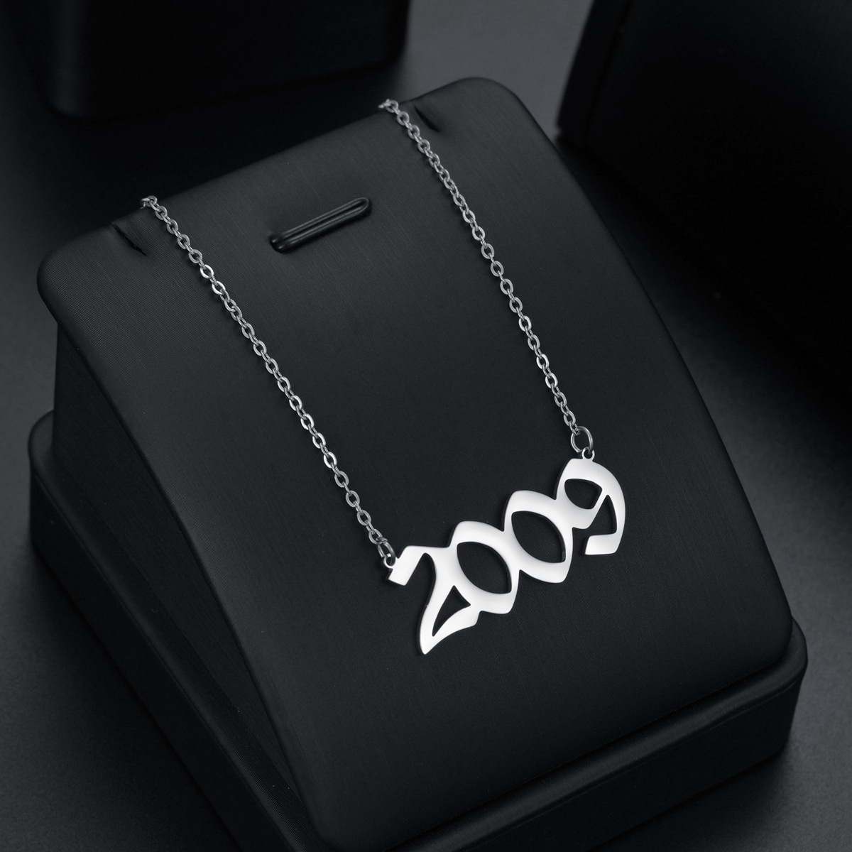Crossover 2024 personalidad titanio acero año collar cumpleaños número collar de acero inoxidable accesorios regalos de cumpleaños al por mayor Specification image