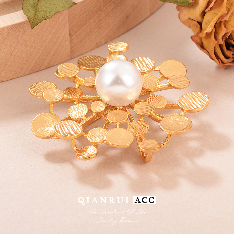 Wholesale of Western retro inlaid brooches, Baroque luxurious floral coats, trench coats, jackets, pins, brooches and accessories, light luxury details Picture