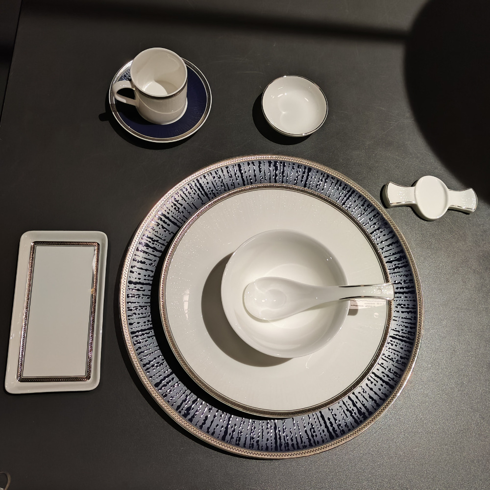 New-style Chinese and Western cuisine hotel, high-end tableware display table, private club, private room full figure
