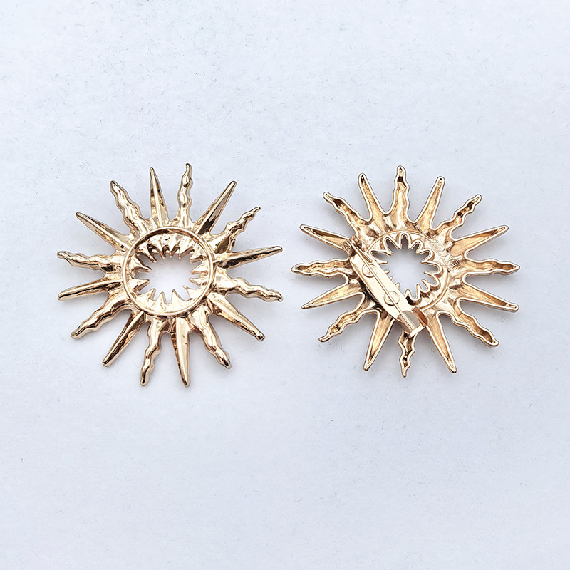 Fashionable new cross-border best-selling hollowed-out flower-shaped brooches, high-end and versatile pins, trendy accessories wholesale buttons Application Scenario