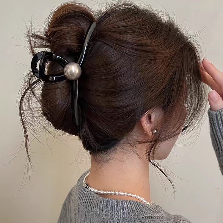 The 2025 new black hair clip for women exudes a high-end and elegant charm. It features a large volume of hair at the back of the head and a shark clip for women Specification image