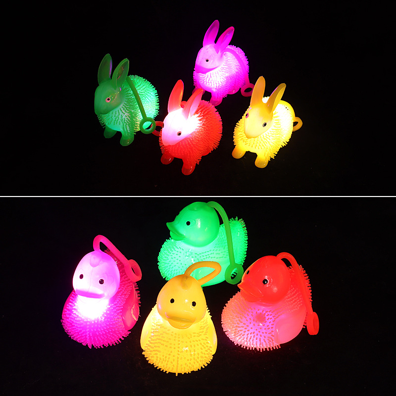The glowing rabbit is pinched, the flashing duck, the rooster, the elephant, the thrush, and the fluffy ball are all children's toys for release. Wholesale Application Scenario