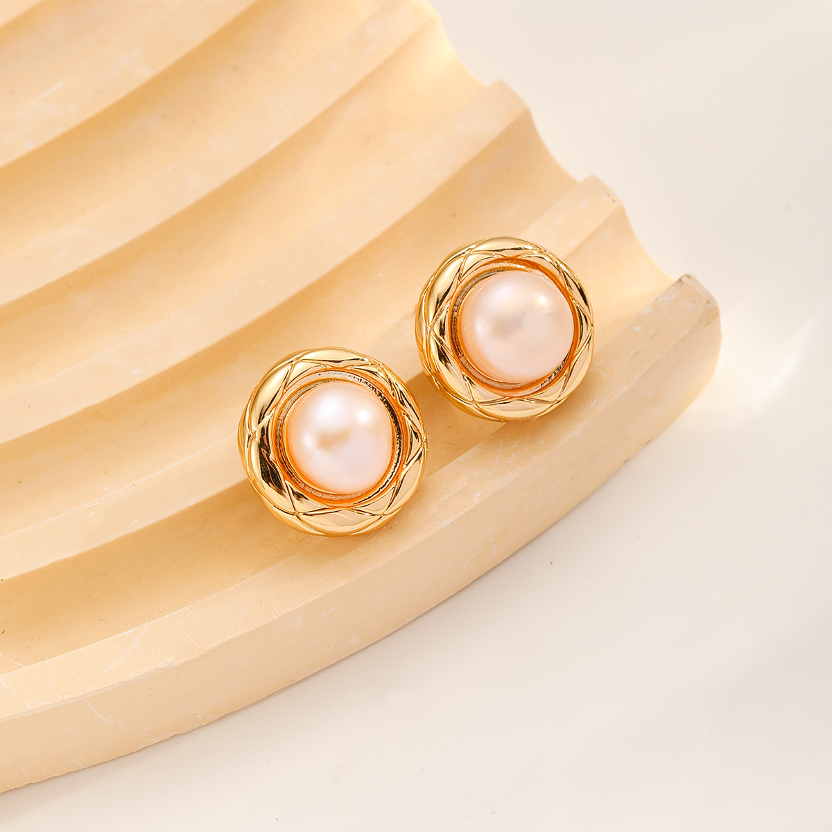 Nasha Cross-border Exclusive freshwater pearl check stud earrings for women, retro diamond-shaped check light luxury earrings, versatile earrings details Picture