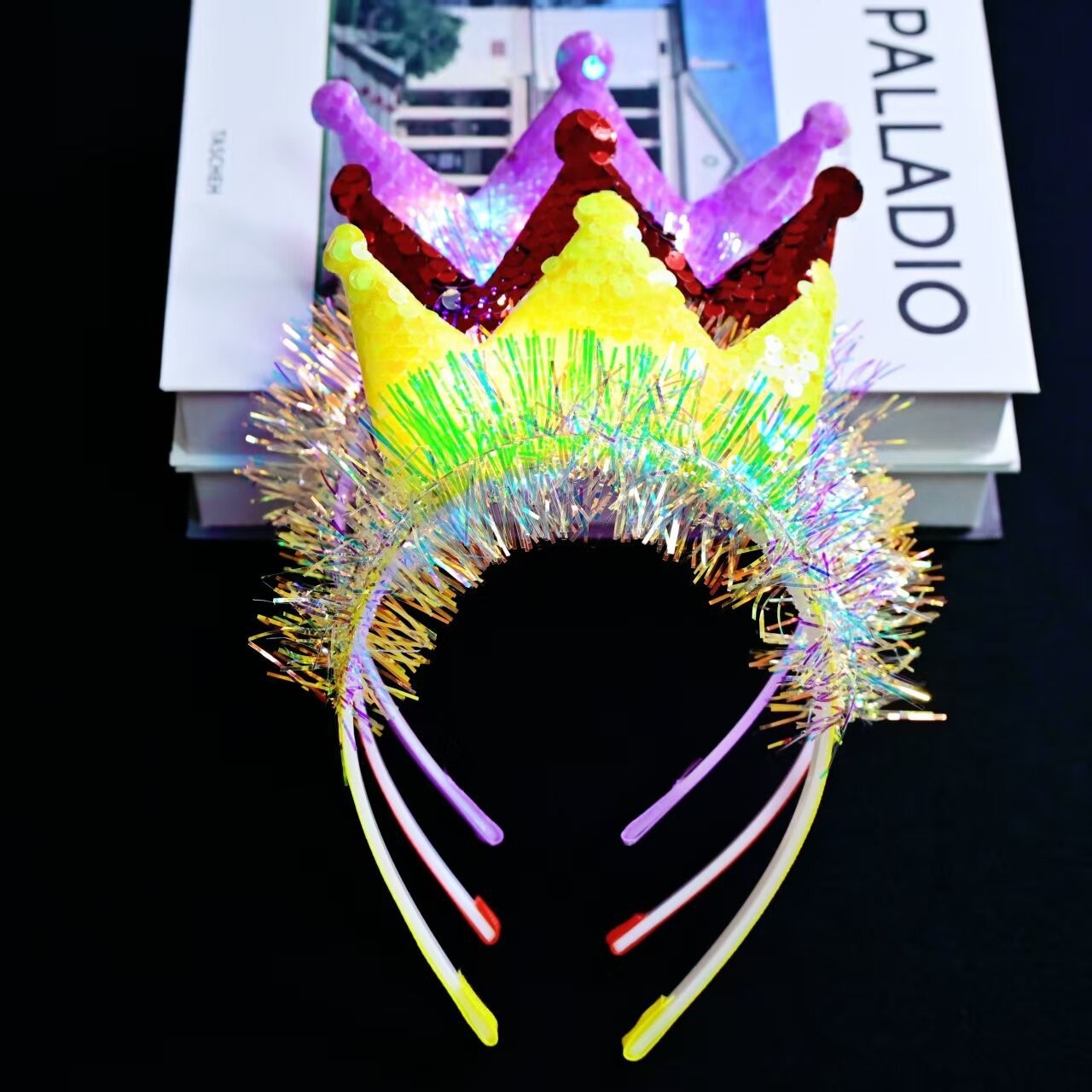 2025 New creative Christmas hairband headwear style, a popular crown children's, boys' and girls' holiday wear hairband Application Scenario