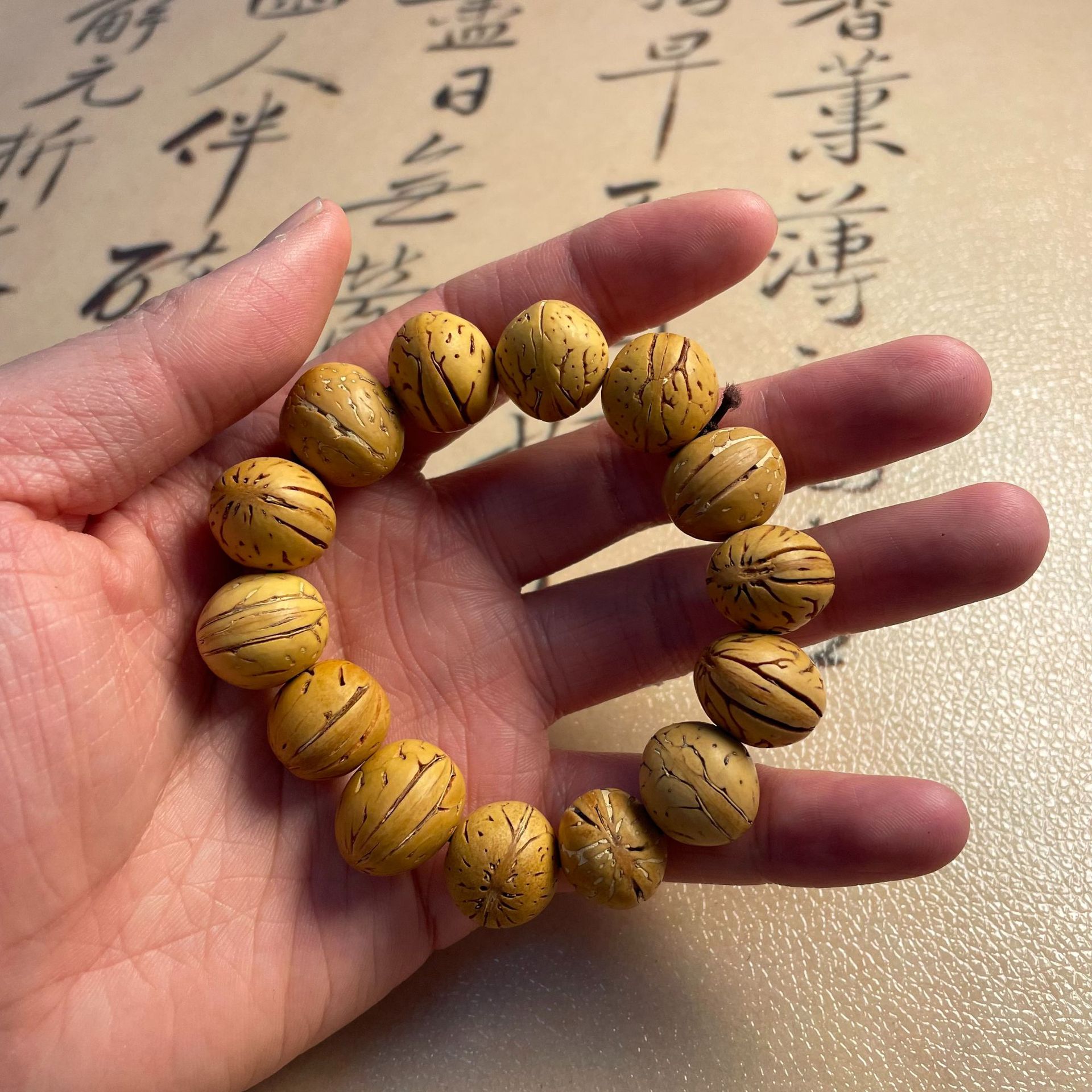 Natural cultural and artistic peach kernel bracelets, wholesale supply, playing, street vending, live streaming, welfare, men's and women's single-circle bracelets, bracelet scenic spots details Picture