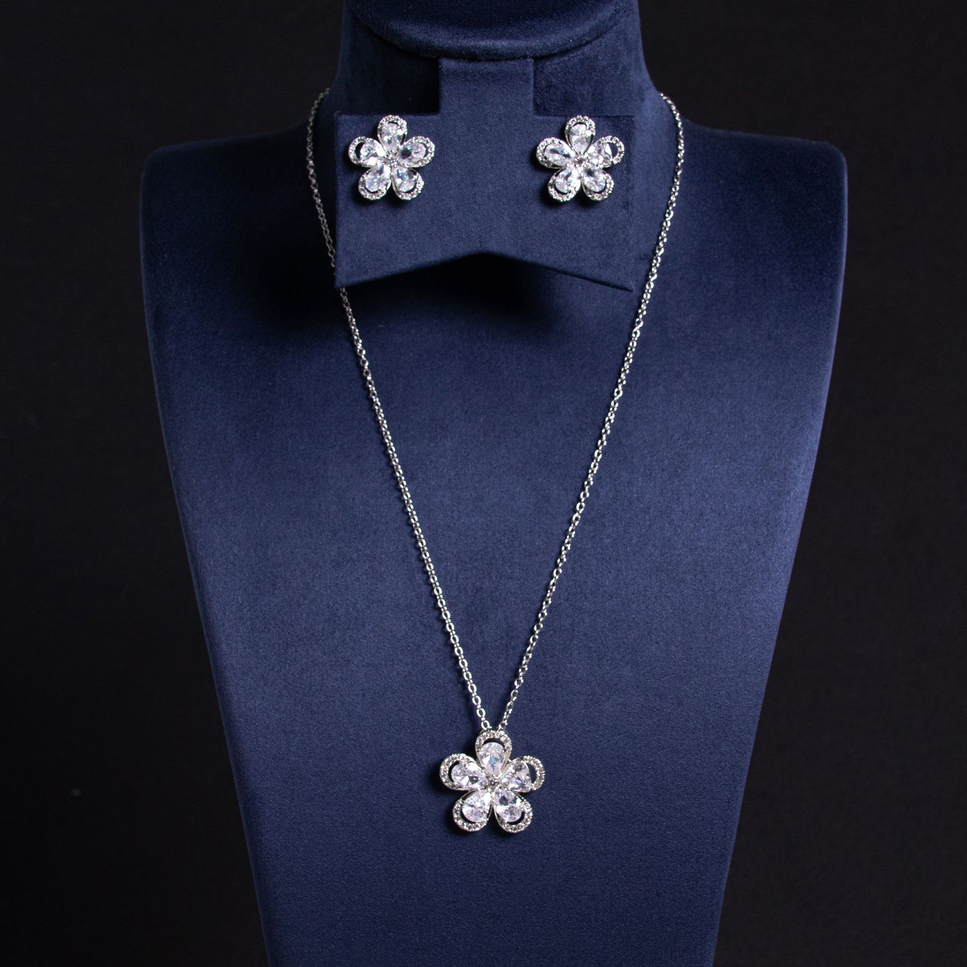 Cross-border autumn and winter women's high-end light luxury flower zircon necklace and earring set, unique and versatile, sweet and elegant collarbone chain Application Scenario