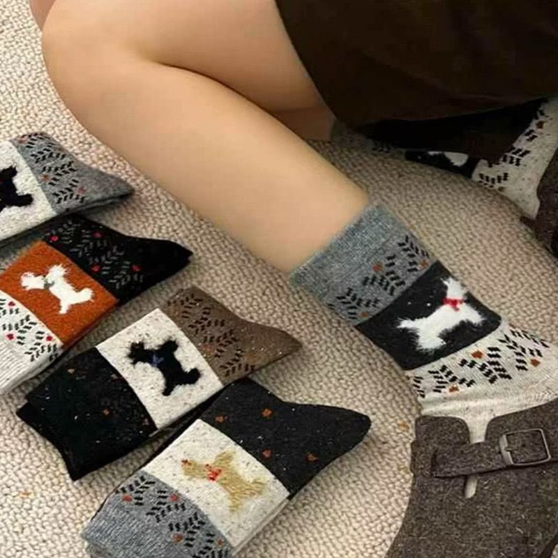 Adorable dibujos animados cachorros patchwork calcetines retro medias para mujeres otoño invierno engrosamiento caliente versátil college viento pila pila calcetines details Picture