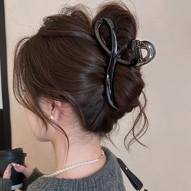 The high-end Maillard grab clip is a large female 2024 new style, featuring a shark clip at the back of the head and a stylish hair accessory for autumn Item Picture